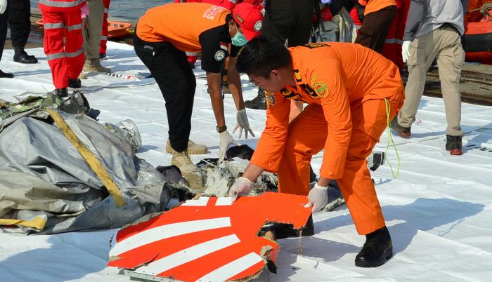 Unos 160 efectivos de salvamento, que han acudido desde las provincias de Yakarta, Lampung y Bandung en varios barcos y helicópteros, buscan a las víctimas del accidente y las cajas negras del avión.