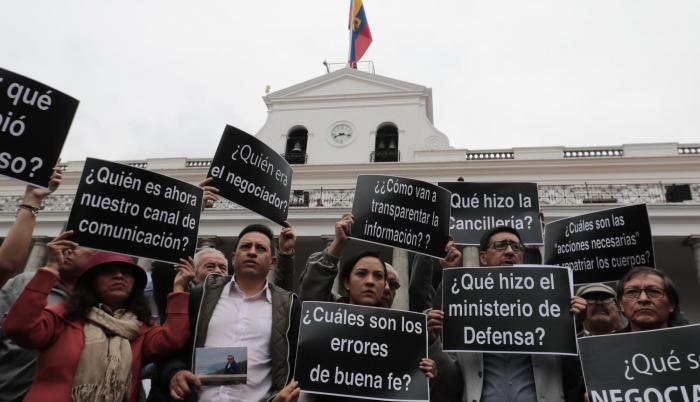 Protesta. Familiares de los trabajadores de El Comercio exigen respuestas oficiales.