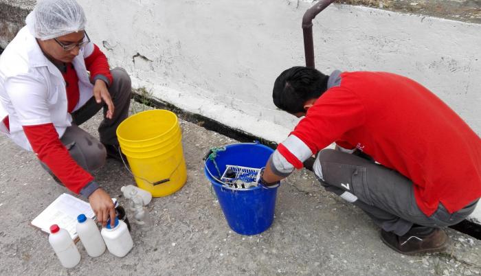 Control. Personal de la dirección municipal de Ambiente recoge muestras de vertidos en una empresa.