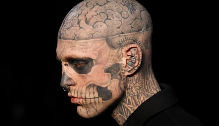 La cara del modelo estaba cubierta por tatuajes.