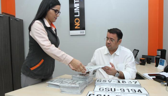 Postergación. Luis Torres, del consorcio SGS, muestra las placas que no retiran los dueños de carros nuevos.