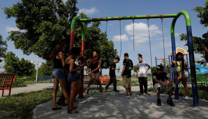 Oportunidades. Jóvenes, considerados ‘ninis’ en un parque del norte de México sin mucho que hacer.