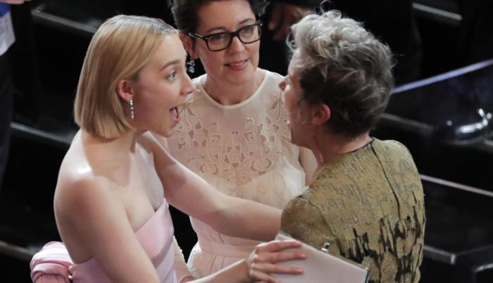 La actriz Saoirse Ronan (i) y su madre Mónica saludan a Frances McDormand (d), quien ganó el premio a la mejor actriz por ‘Three Billboards fuera de Ebbing, Missouri’, durante la ceremonia de los Óscar, el pasado 4 de marzo.
