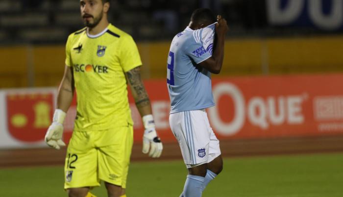 Reacción Brayan Angulo, goleador de Emelec, se lamenta después de fallar en el remate final ante el golero argentino Hernán Galíndez, de Universidad Católica, en el juego que se disputó anoche en el estadio Olímpico Atahualpa.