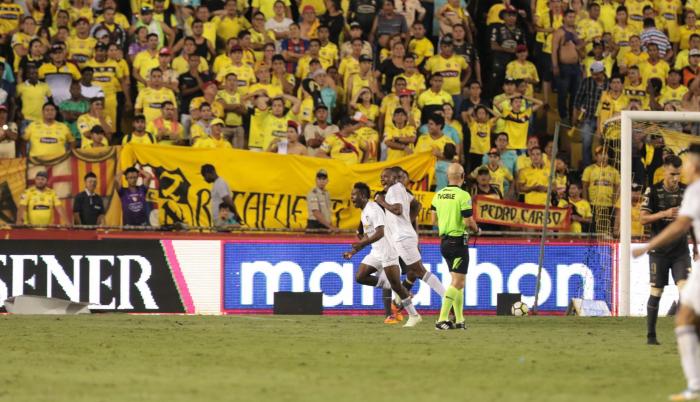 Contraste. De blanco, Juan Luis Anangonó celebra junto a Johan Julio, mientras los hinchas amarillos y el estadio torero se quedan en silencio por el gol que anotó el ex-Barcelona. Liga le sacó seis puntos de seis al Ídolo del Astillero.