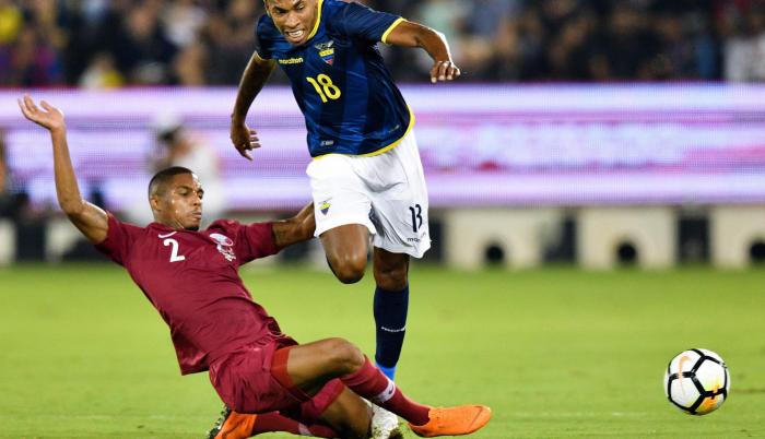 Ayrton Preciado (d) y el defensa catarí Pedro Migel Correia disputan un balón.