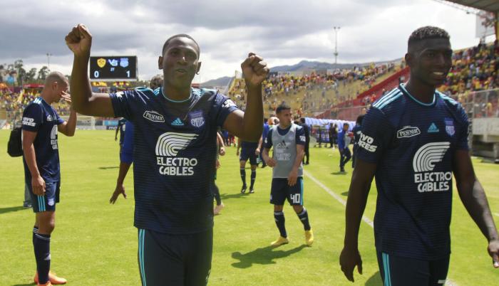Celebración. Brayan Angulo, autor del gol del triunfo de Emelec en el campo del Aucas, festeja junto a sus compañeros al finalizar el encuentro. El Cuco lleva marcadas 23 anotaciones en el campeonato nacional.