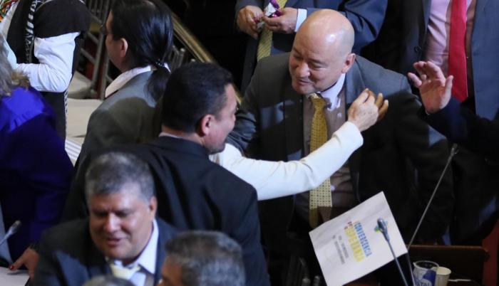 El senador del partido FARC Carlos Antonio Lozada (d) celebra tras tomar juramento durante la instalación del nuevo periodo de sesiones del Congreso en Bogotá (Colombia).
