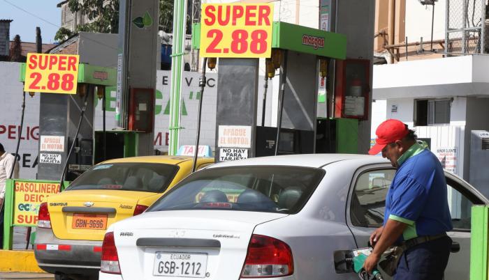 El gobierno elevó en agosto último el valor del galón americano de gasolina súper (92 octanos) como una medida para paliar las dificultades económicas.