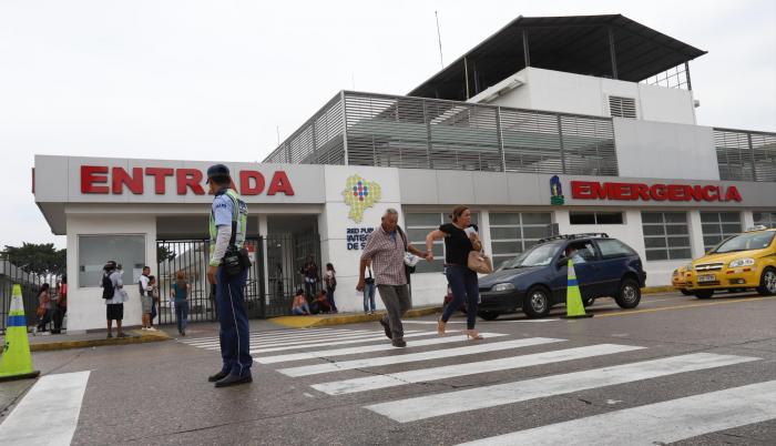 Cuenta con 345 médicos especialistas y 224 generales. Tiene 40 especialidades entre clínicas, quirúrgicas, en diagnóstico y tratamientos.