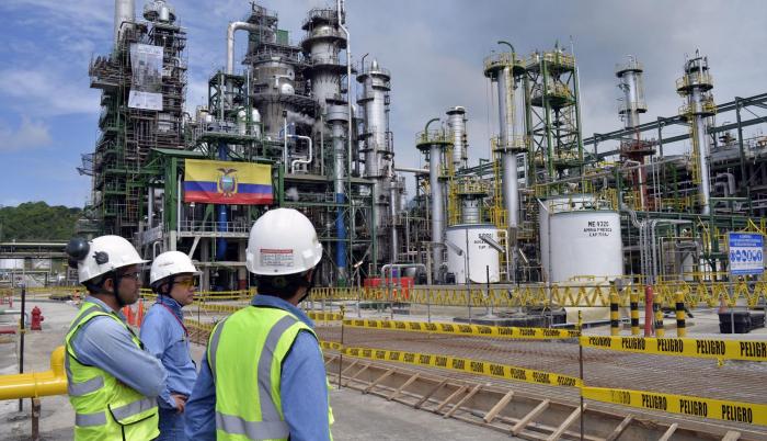 Labor. Un grupo de expertos en la refinería de petróleo de Esmeraldas.