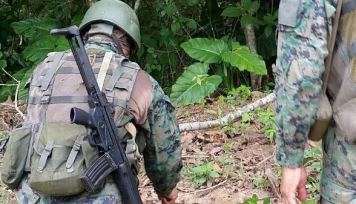 Cuidado. Durante los patrullajes, los militares llevan los ojos puestos en el suelo ante el riesgo de que existan explosivos. Cuando se hallan canecas, como en este caso en San Lorenzo, primero se confirma que no se trate de una bomba.