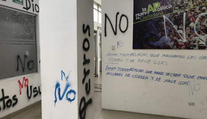 Además acudirán a la Fiscalía para conocer la información sobre los daños a la sede, que presenta, entre otros, una serie de pintadas en pisos y paredes.