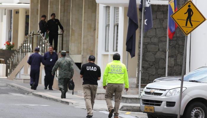 Investigación. Miembros de la Unidad de Inteligencia Antidelincuencial (UIAD) de la Policía estuvieron por casi seis horas en las oficinas de Comandancia General del Ejército, en la capital.