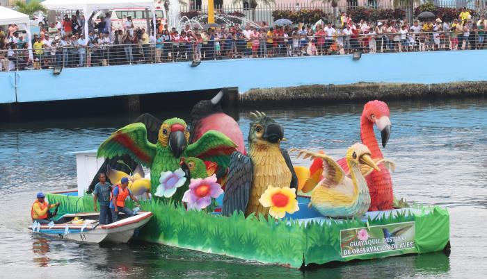 Una de las carrozas rindió homenaje a la diversidad de aves endémicas de Guayaquil y no solo a las que habitan en el manglar, sino también a las que están en los bosques protegidos.