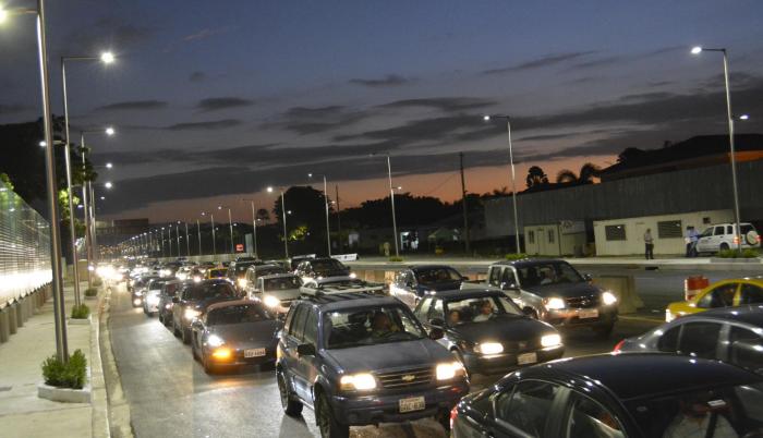 Lentamente avanzan los conductores que utilizan el nuevo puente sobre el río Daule. Se requiere con urgencia el nuevo paso elevado, ya que el semáforo no es la solución.