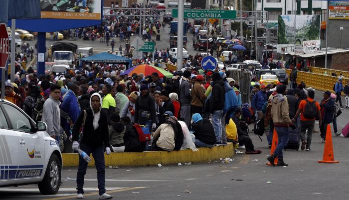Migrantes venezolanos en el puente de Rumichaca.