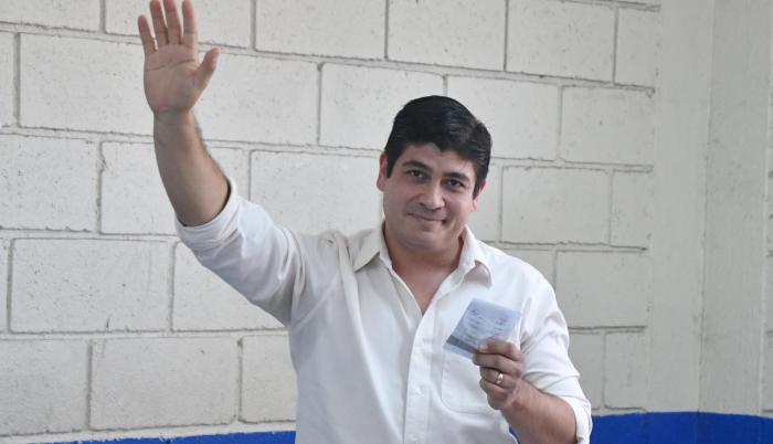 Carlos Alvarado ejerciendo su derecho al voto