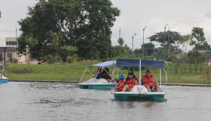 Parque Samanes. Los botes a pedal son un juego muy practicado en uno de sus 3 lagos.