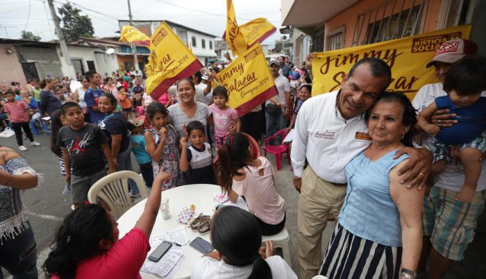 Jimmy Salazar se dio tiempo para fotografiarse con los vecinos de la 21 y Camilo Destruge.