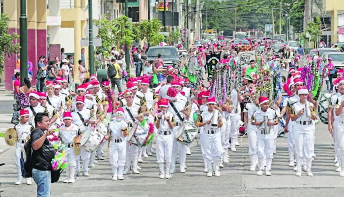 Los alumnos, con gorros y guirnaldas, desfilaron a lo largo de 20 cuadras.