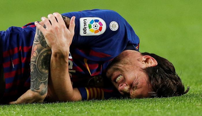 El delantero argentino Leo Messi tras fracturarse en el encuentro correspondiente a la novena jornada de primera división que disputaron frente al Sevilla, en el estadio del Camp Nou, en Barcelona.