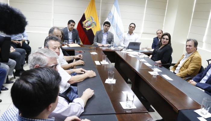 Fue una reunión privada de un poco más de una hora, en la que los delegados del sector expusieron sus cifras y argumentos, y del lado gubernamental escucharon y tomaron apuntes. La cita, en el Gobierno Zonal de Guayaquil, la encabezó el vicepresidente Son