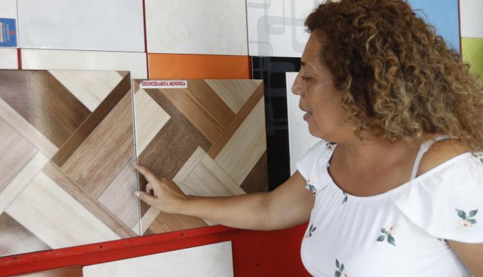 Mercado. Rosa Acosta, quien tiene 20 años vendiendo baldosas, muestra una importada y una nacional.