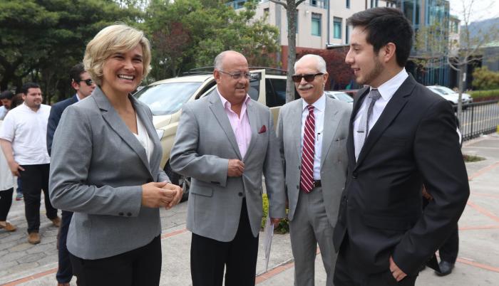 Es un economista y político quiteño que cumplirá 60 años el 18 de enero de 2019. Fue ministro de Finanzas y embajador de Ecuador en Estados Unidos, en el Gobierno de Lucio Gutiérrez. Fue candidato a vicepresidente por el Partido Social Cristiano.