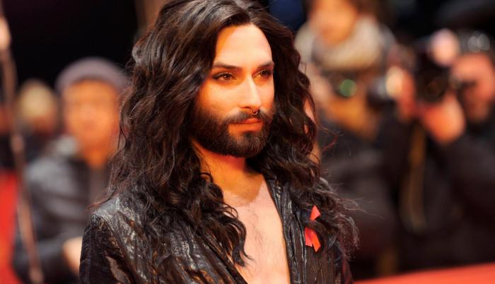 Conchita Wurst llega a la entrega de premios del 67 ° Festival Internacional de Cine de la Berlinale en Berlín.