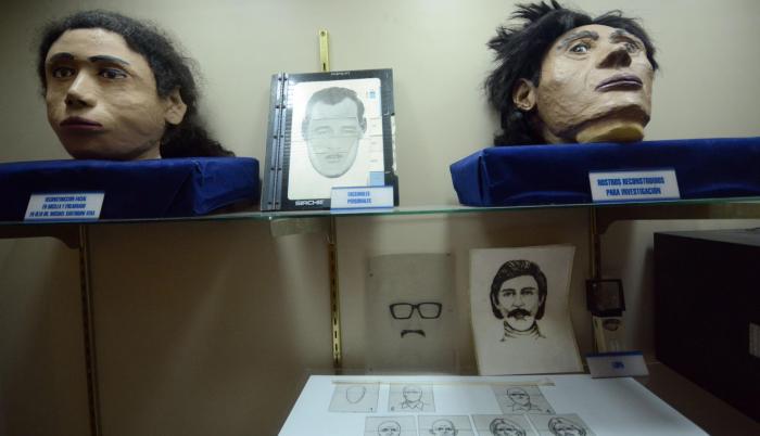 Identikits. Rostros reconstruidos de delincuentes son parte de los objetos de la galería ubicada en Quito.