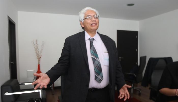 Rector de la universidad de Yachay, matemático, científico y PhD. Profesor regents y maestro Joaquín Bustoz Jr. en la Universidad de Arizona. Ha trabajado en el Centro de Enfermedades Infecciosas de Harvard y en las universidades de Xi’an Jiatong de China