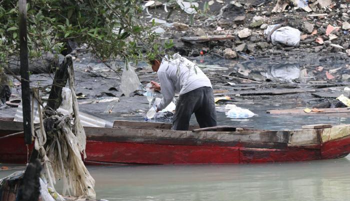 Contaminación. El estero Salado, de Guayaquil, contaminado por la basura arrojada, en una imagen de archivo.
