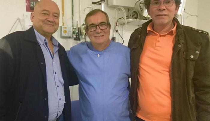 Timochenko (centro) ha dado varios reportes de su estado de salud desde sus redes sociales.