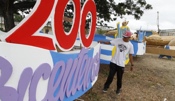 Artesanos trabajaban ayer en los detalles y decoración de las carrozas que desfilarán el martes 9 de octubre. A la cabeza irá la que hace alusión al Bicentenario.