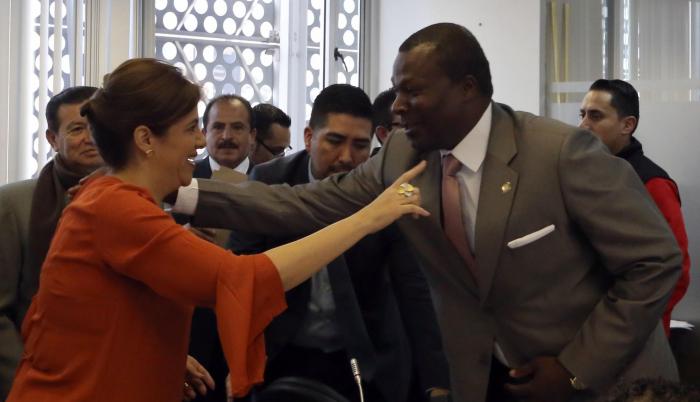 Bienvenida. El presidente de la Comisión de Derechos Colectivos de la Asamblea, Jorge Corozo, recibe a la ministra del Interior, María Paula Romo.