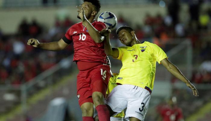 John Narváez (d) de Ecuador disputa el balón con Rolando Blackburn de Panamá.