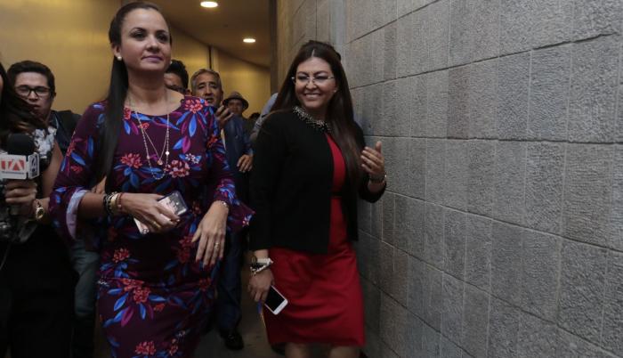 Martes 13 de noviembre. Luego de que falló su intento de extorsión a Ximena Peña, la recién destituida Sofía Espín se dirige al vestíbulo de la Asamblea, donde intentará otra extorsión mayor, esta vez pública y sinuosa. Marcela Aguiñaga, a la izquierda, h