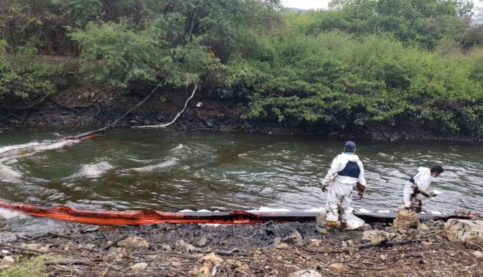 Se realizan labores de limpieza en el sitio del derrame.