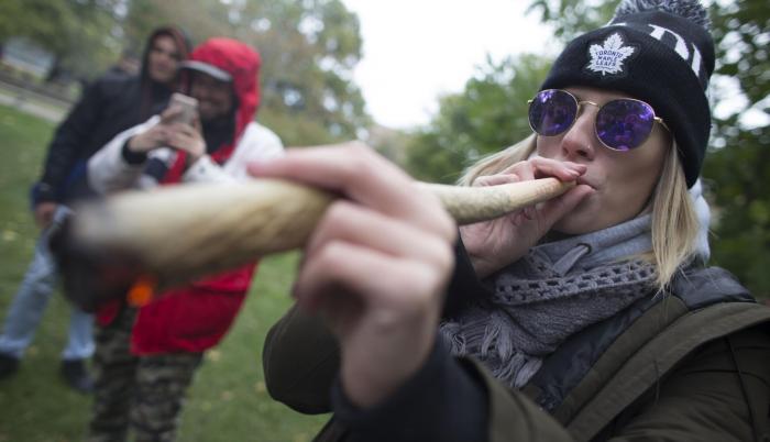 Personas fuman cigarros de marihuana.