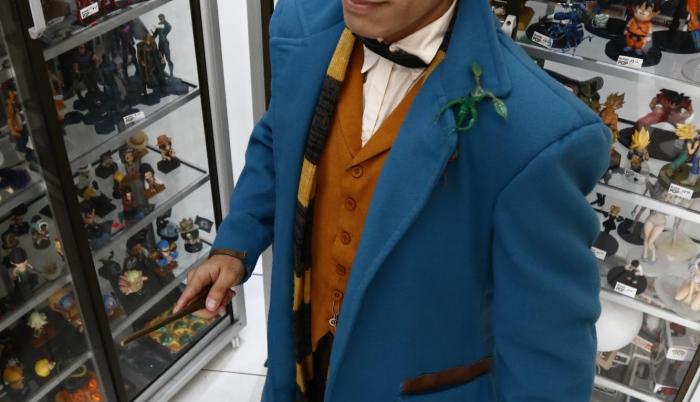 Andy Pérez interpretando a Newt Scamander y con su amigo Picket.