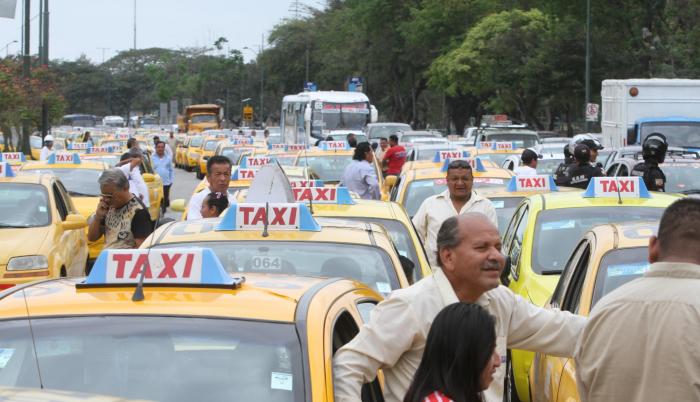 Aglomeración. La avenida del Bombero fue uno de los puntos conflictivos por la movilización pacífica de los taxistas regulados.