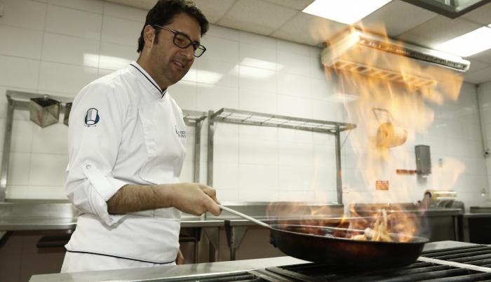 Con una caña manabita puede flambear verduras.