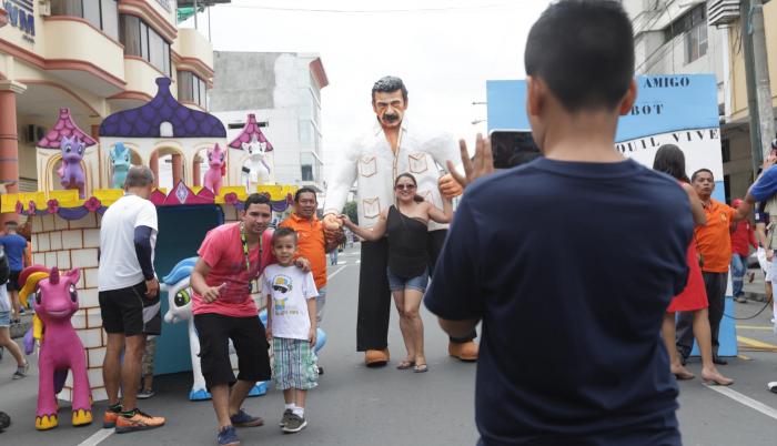 Gran supermercado. Cientos de personas transitan en estos días por la calle 6 de Marzo. En este lugar se presentó ayer la gala de fin de año.