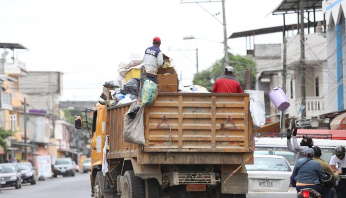 Espera. La recolección de la basura en el cantón se la realiza de manera antitécnica.