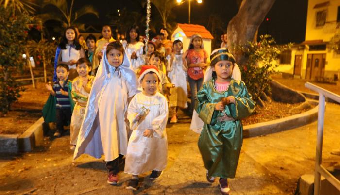 Tradición. Un grupo de niños de la 13ª etapa de la ciudadela Alborada recrean en el parque el nacimiento de Jesús y cantan villancicos.