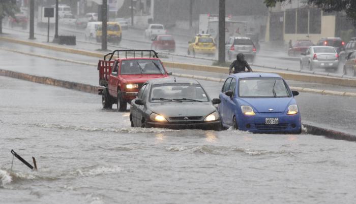 En una emergencia, se aconseja retirar las moquetas y alfombras. No insista en darle arranque al auto.