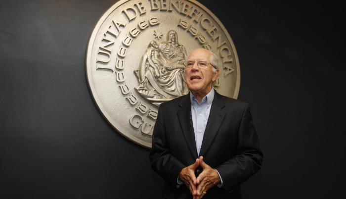 El director de la Junta de Beneficencia de Guayaquil es ingeniero químico, fue presidente de la Cámara de Industrias de Guayaquil y subsecretario de Comercialización en Agricultura. Se desempeñó además como gerente general de la Fábrica de Plásticos, de l