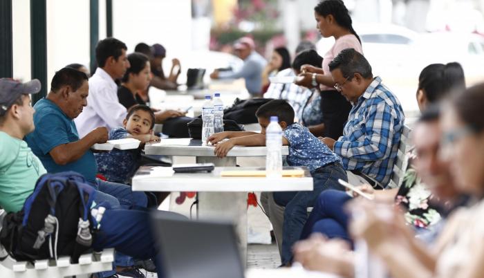 Incertidumbre. En la plazoleta de la universidad, alumnos y docentes esperaban que culmine la crisis de la entidad y que se defina el inicio de clases.