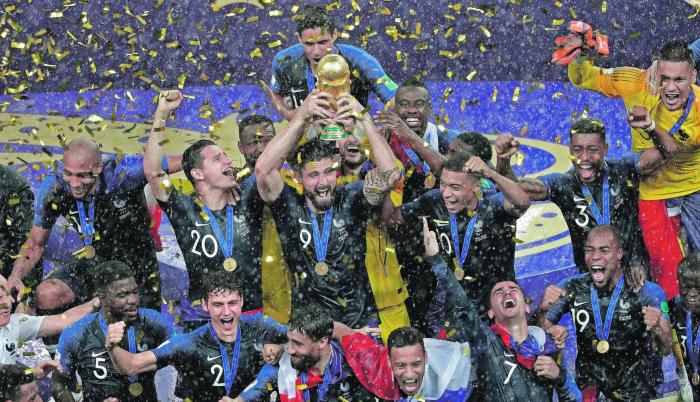 Francia, con el mundo a sus pies. Tuvieron que pasar 20 años para que la selección francesa de fútbol goce otra vez en un Mundial de la ansiada corona. Con Didier Deschamps a la cabeza, además de intérpretes en el campo como los ofensivos Antonio Griezman